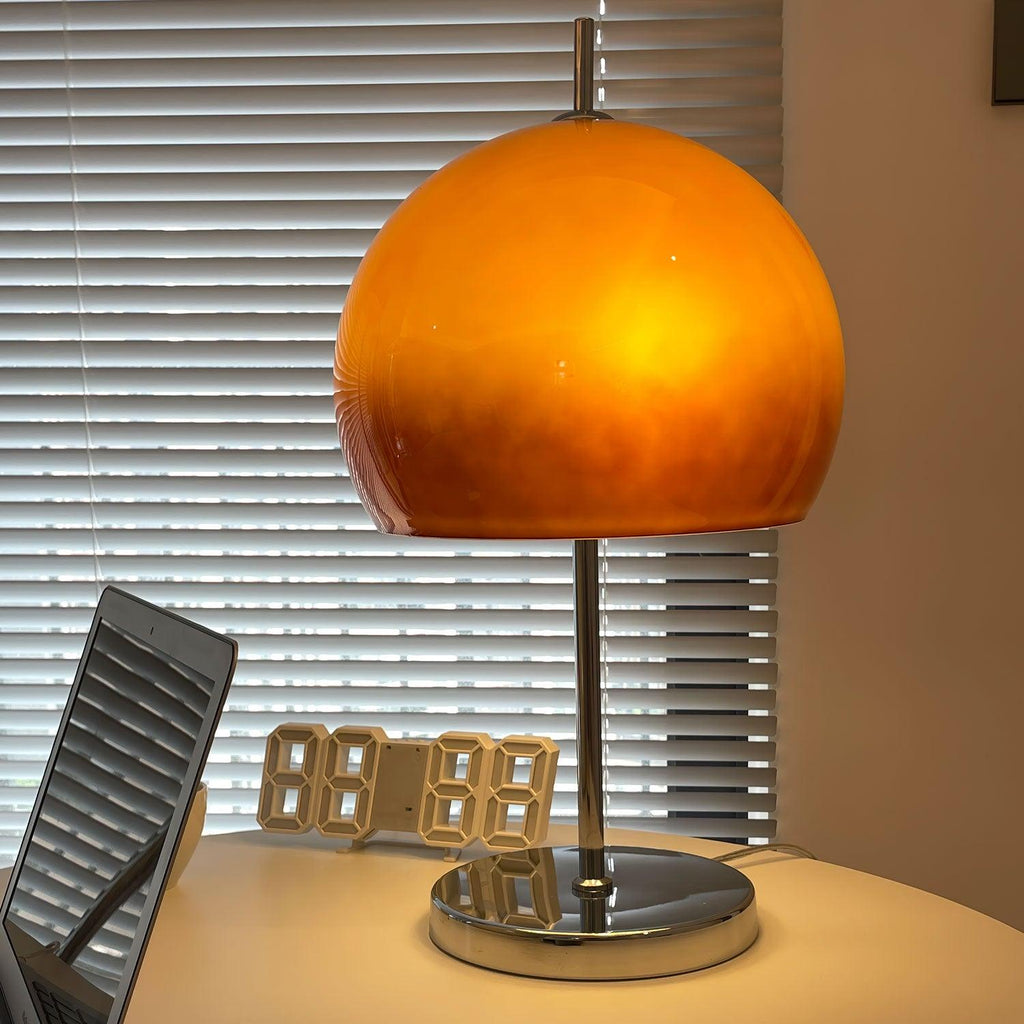 Lampa biurkowa w stylu retro minimalistyczna