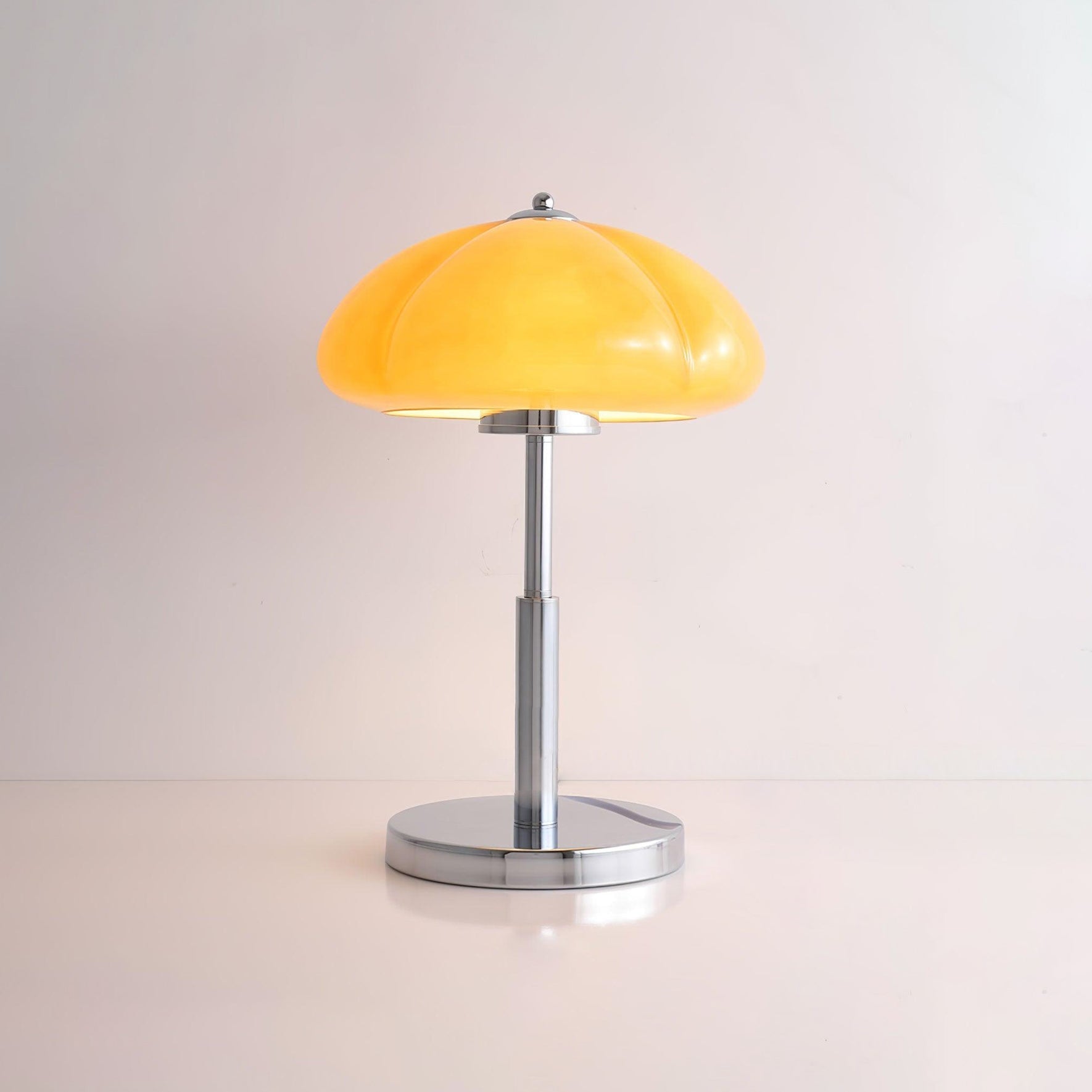 Lampa biurkowa w stylu retro minimalistyczna
