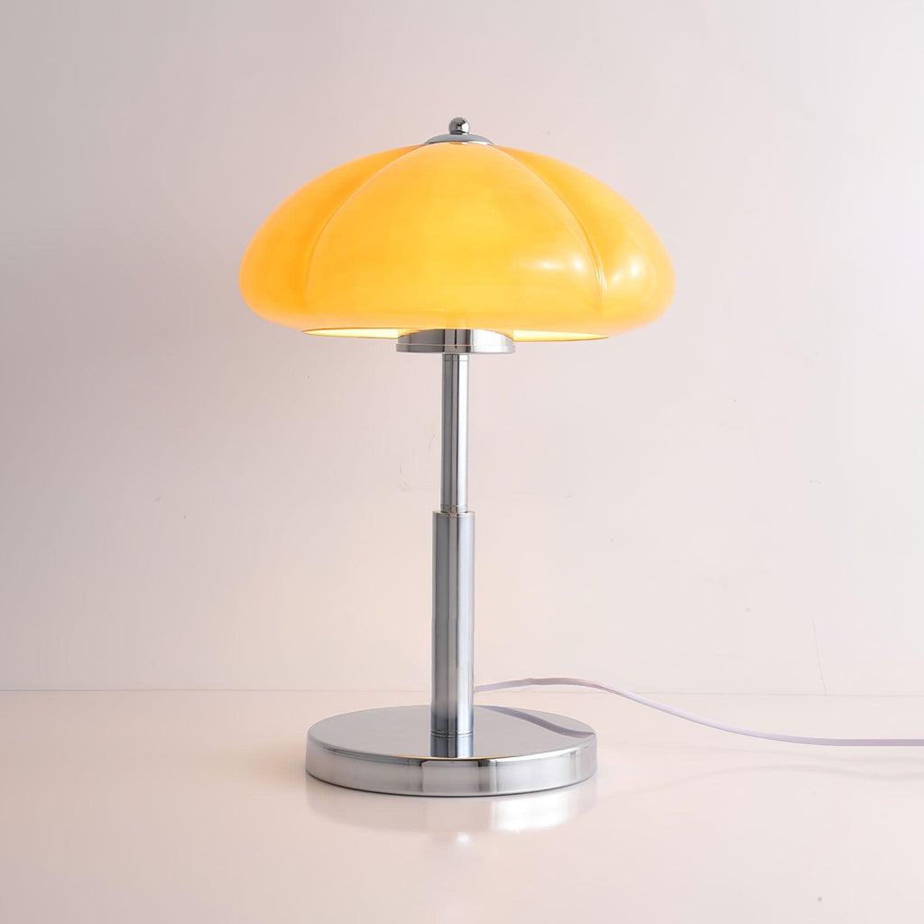 Lampa biurkowa w stylu retro minimalistyczna