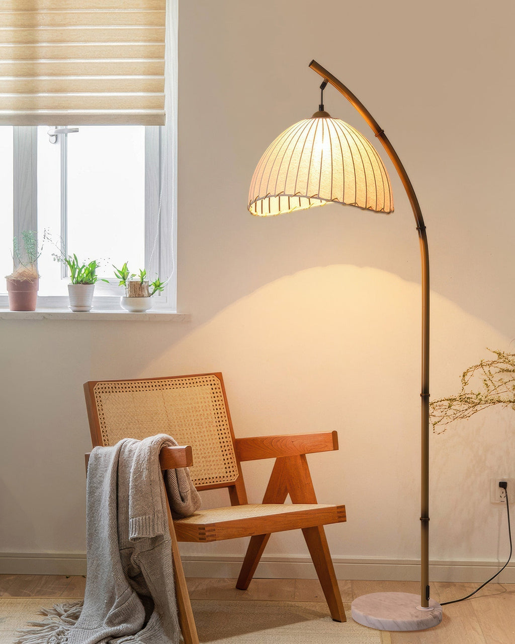 Elegancka lampa stojąca LED w kształcie łuku z plisowanym kloszem