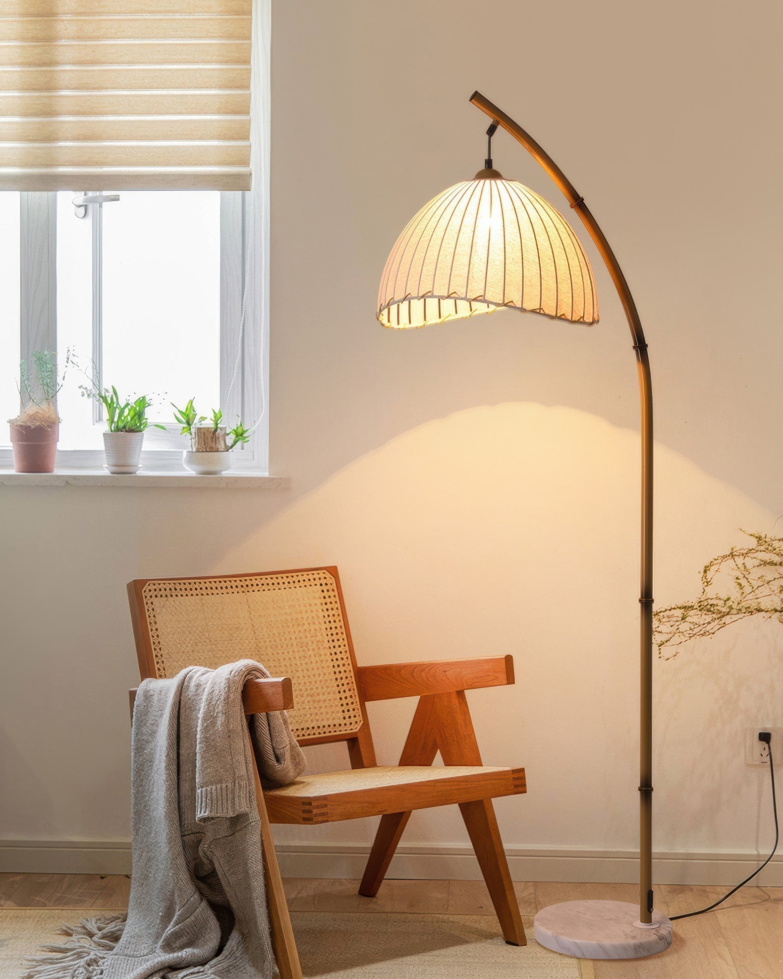 Elegancka lampa stojąca LED w kształcie łuku z plisowanym kloszem