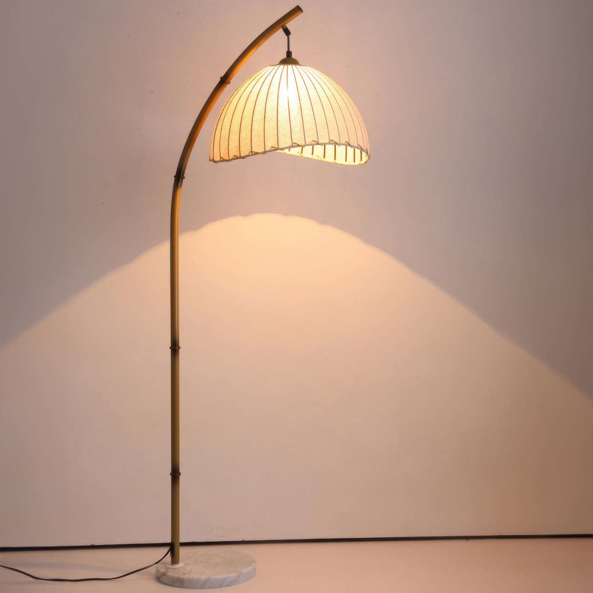 Elegancka lampa stojąca LED w kształcie łuku z plisowanym kloszem
