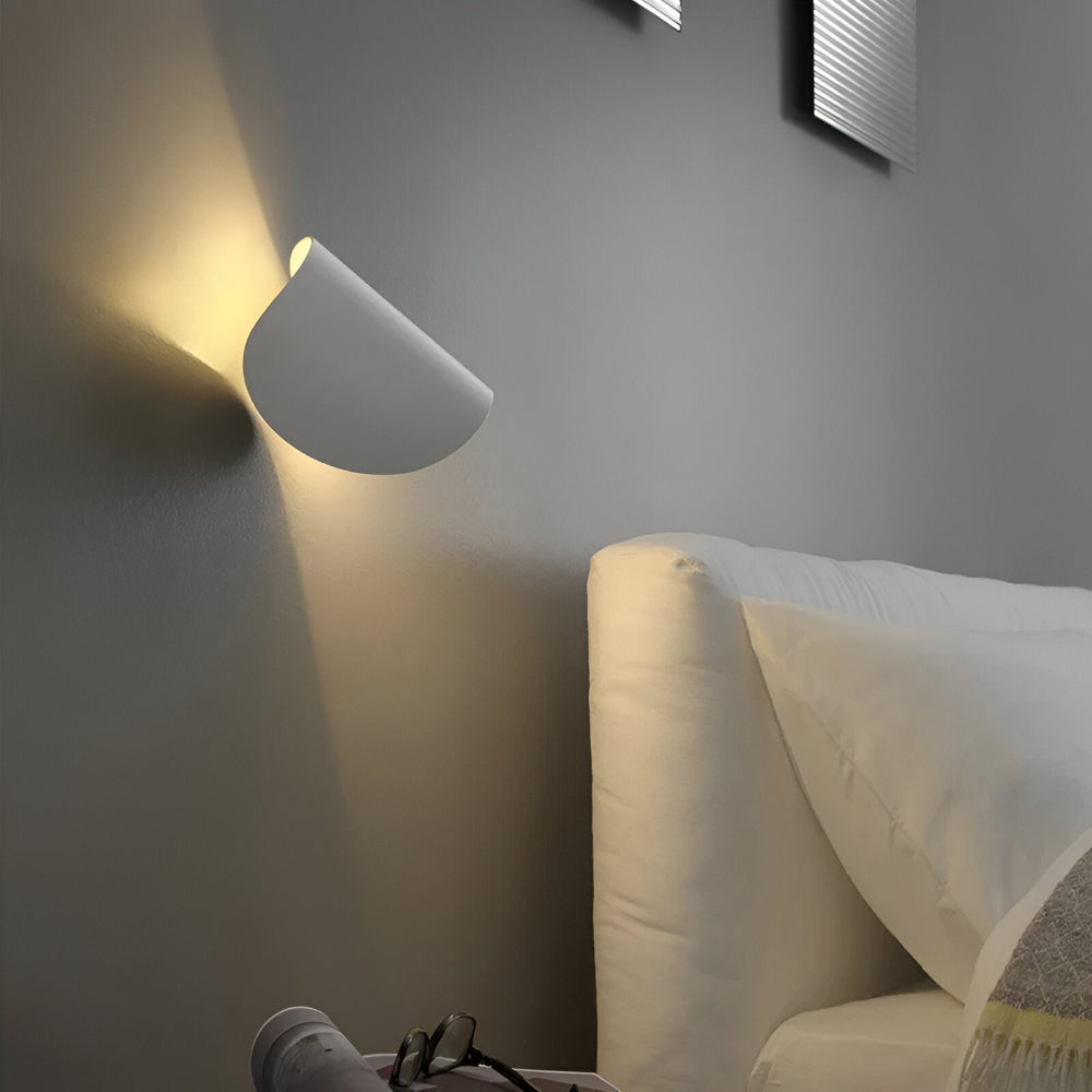 Regulowana lampa ścienna inspirowana stylem włoskim