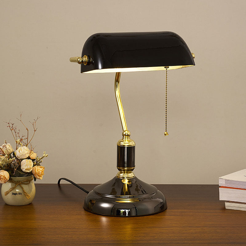 Lampa biurkowa w stylu vintage inspirowanym Europą