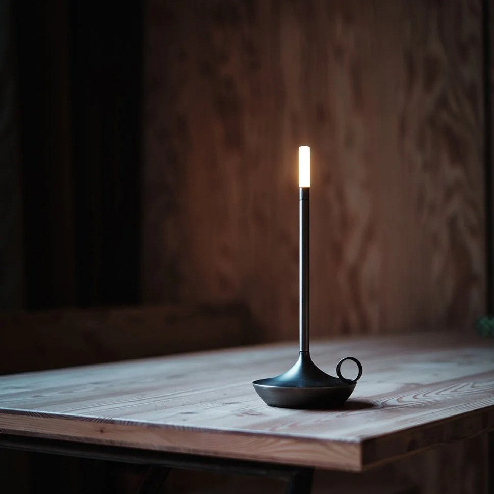 Nowoczesna lampa stołowa inspirowana świecznikiem