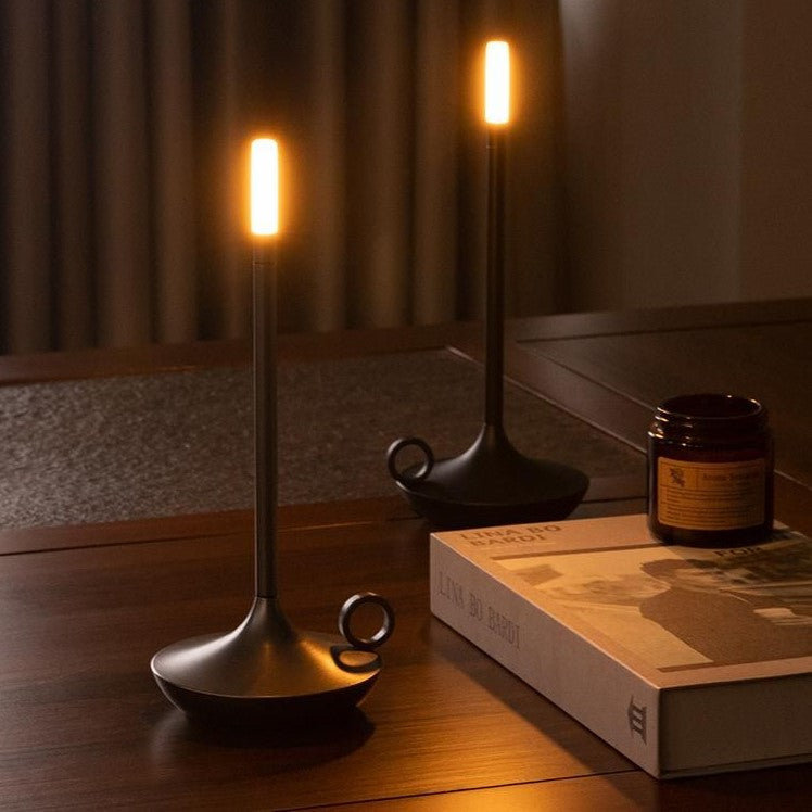Nowoczesna lampa stołowa inspirowana świecznikiem