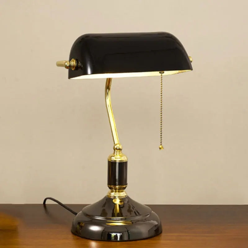 Lampa biurkowa w stylu vintage inspirowanym Europą